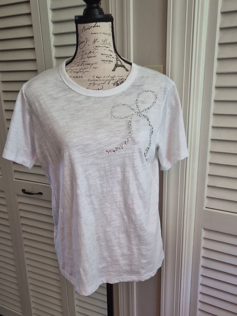 Architect White Short-Sleeve Tee with Rhinestone Bow Accent